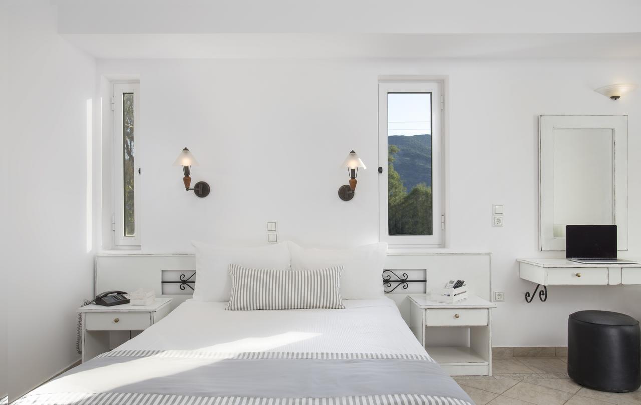 Iris Beach Hotel 모넴바시아 외부 사진