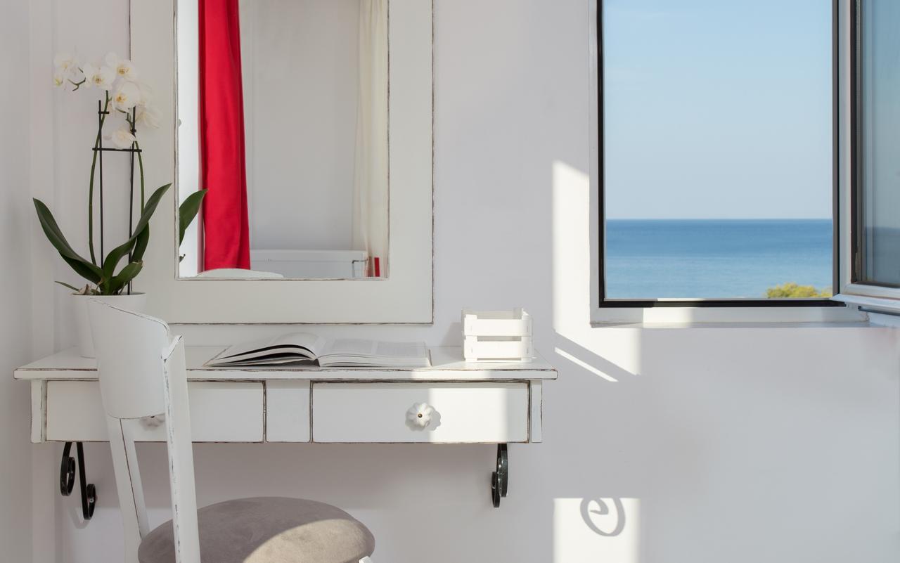 Iris Beach Hotel 모넴바시아 외부 사진